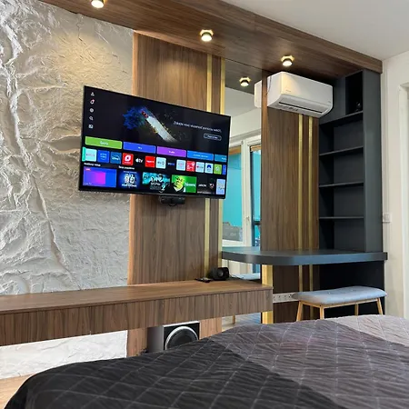 Ah Radnica Jacuzzi , Theatre Apartment *